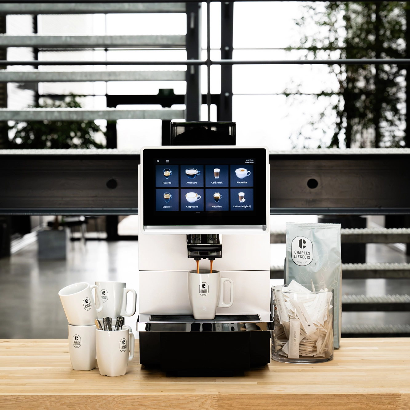 machine à café Dr Coffee avec spatules et mugs Charles Liégeois, café Mano Mano (bio et Fairtrade)